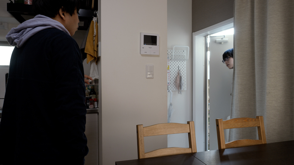 「傘」の１シーン。机と椅子や、玄関とキッチンが同時に映るというのは日本ならではの生活感が出ているのかもしれない 